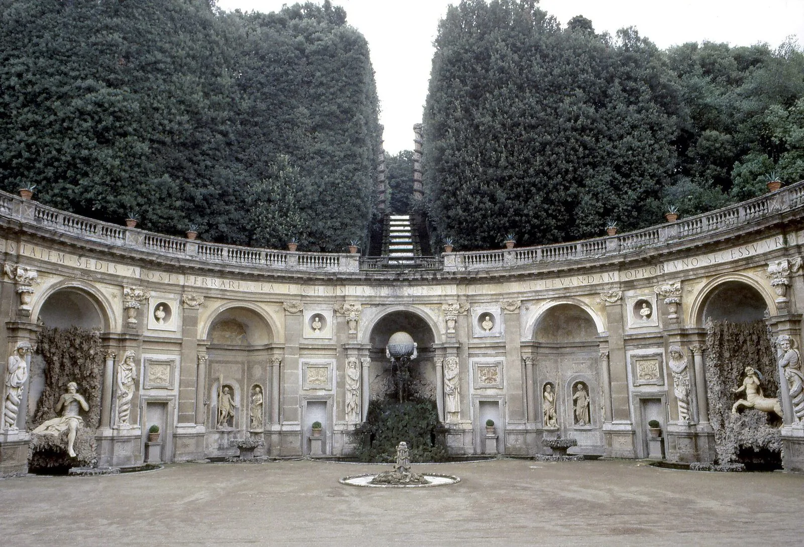Il Teatro delle Acque di Villa Aldobrandini, ninfeo a esedra con statue nelle nicchie e la cascata a gradoni sullo sfondo