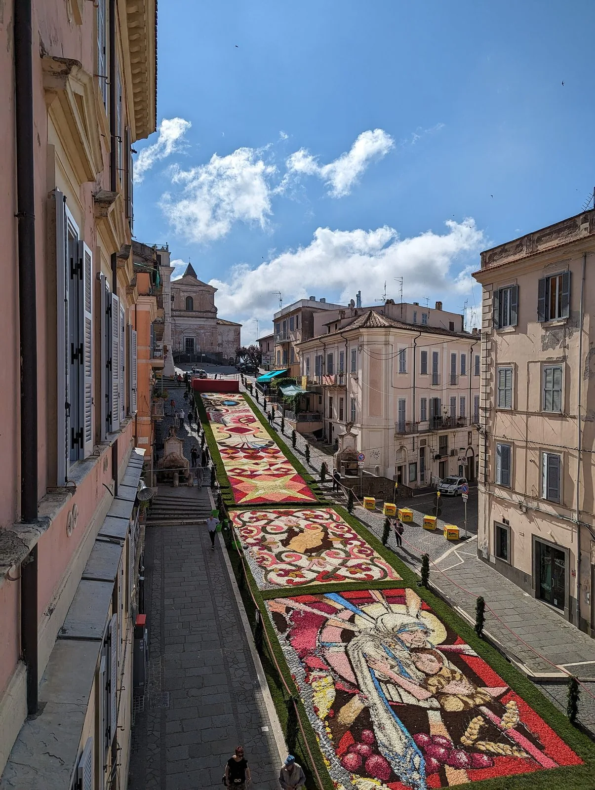 Vista dall'alto del tappeto di fiori dell'Infiorata lungo la via in salita di Genzano di Roma