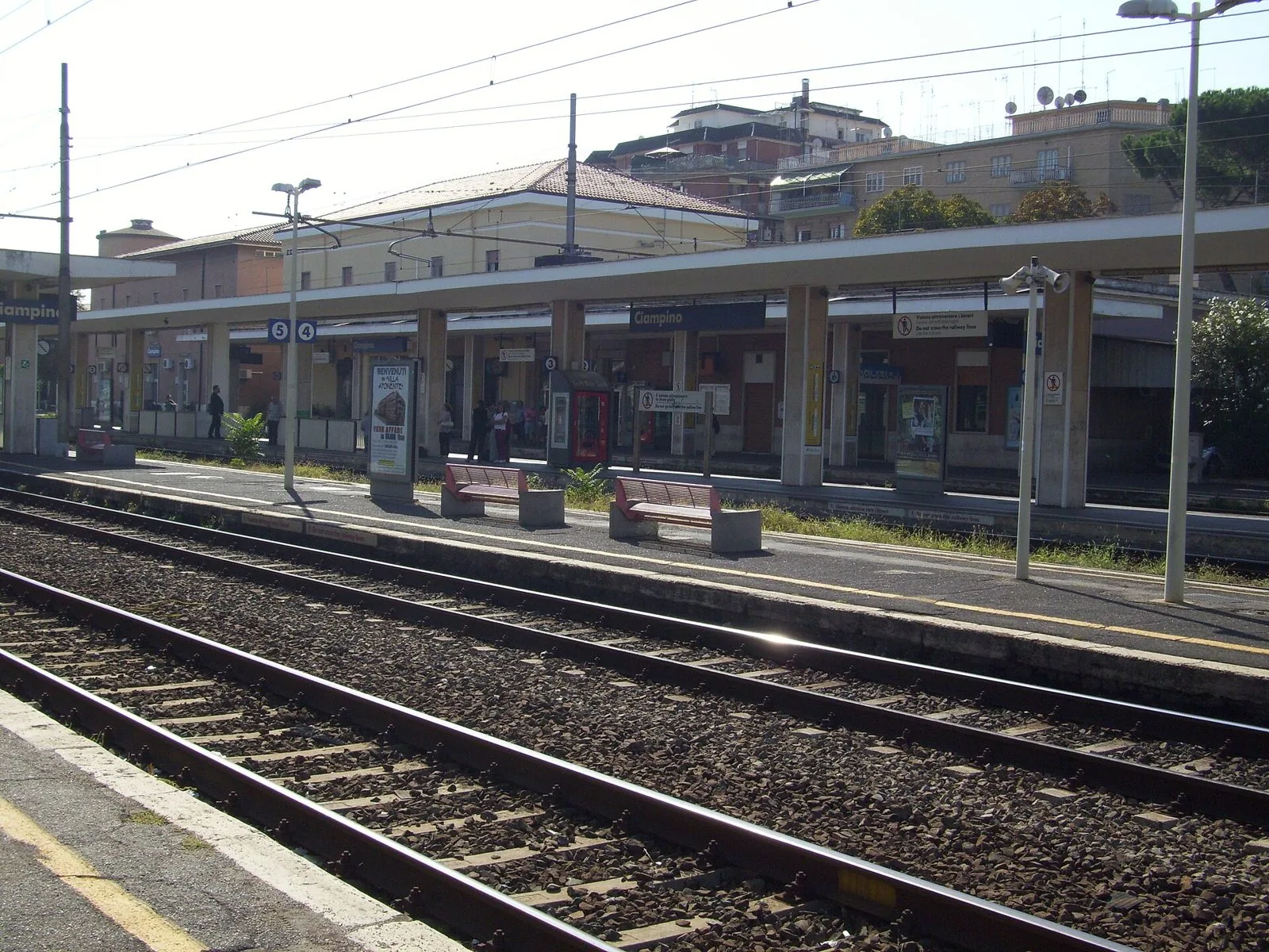 Binari e banchine della stazione ferroviaria di Ciampino