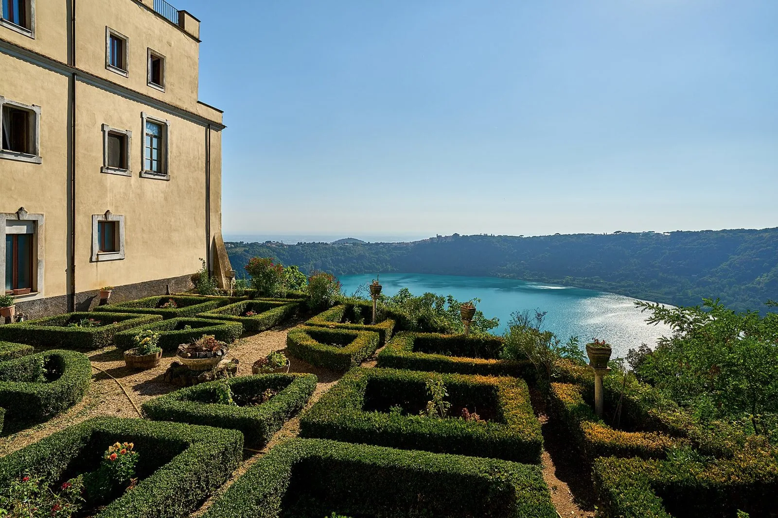 Il lago di Nemi visto dall'alto del borgo, con un giardino all'italiana in primo piano
