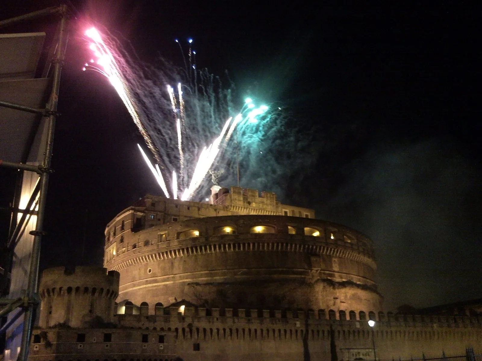 Fuochi d'artificio della Girandola sopra Castel Sant'Angelo illuminato di notte
