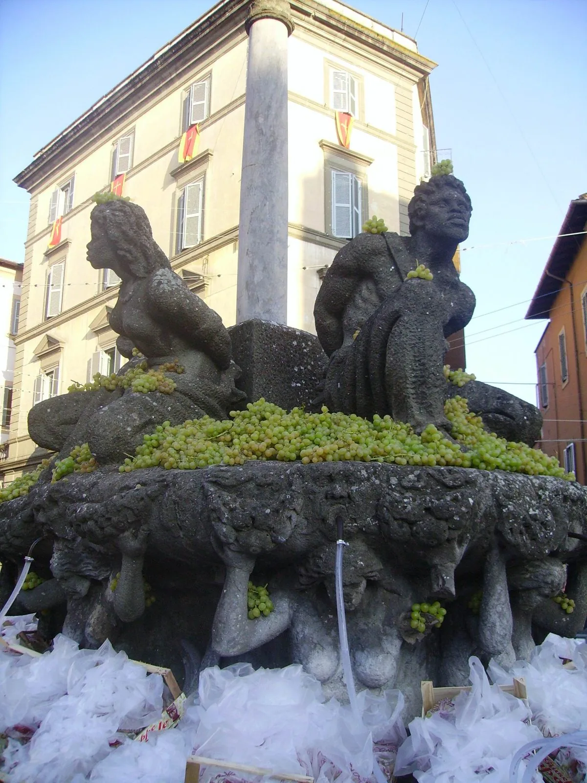 La Fontana dei Quattro Mori di Marino decorata con grappoli d'uva bianca durante la sagra